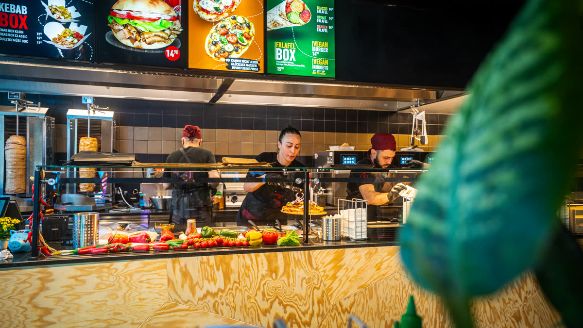 3 Men's Kebab Zürich – Theke mit frischem Gemüse